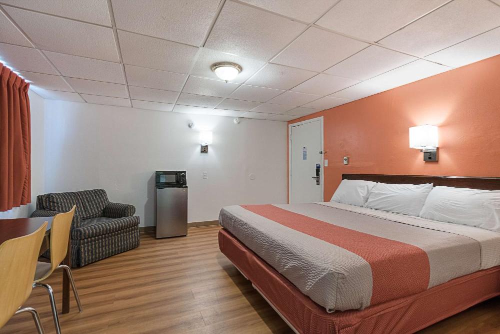 King Room - Non-Smoking interior