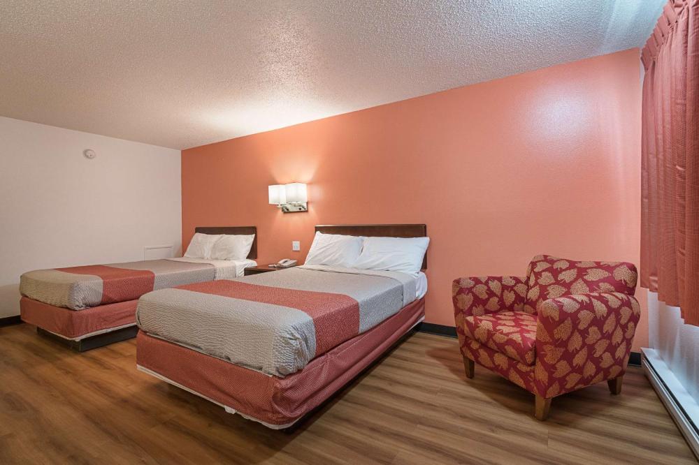 Queen Room with Two Queen Beds - Non-Smoking interior
